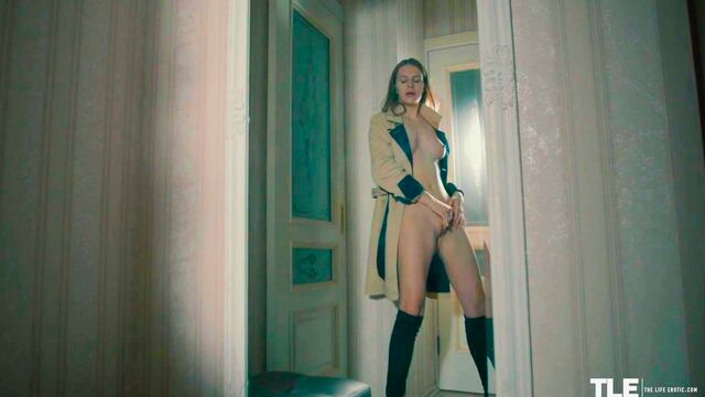 Elina De Lion in Socken XXX von TLE