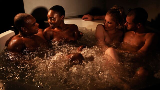 Sinful Soft presenta vídeo con las con curvas de Zaawaadi y Mimi Cica