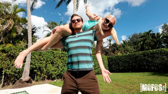 Anastasia Knight in filmato all'aperto di Don't Break Me