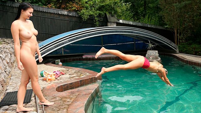 L'attachante Jenny Simons et Lucy Li - film rasée - GenLez