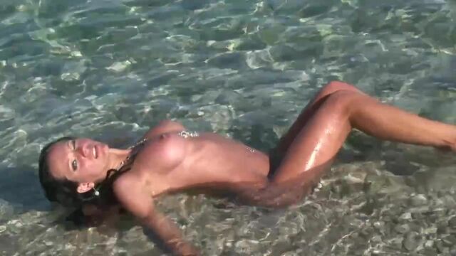 Contenu brunette de la salace ange 