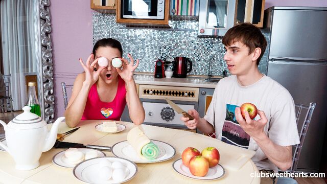 Olivia Trunk en clip de polla grande de Club Sweethearts