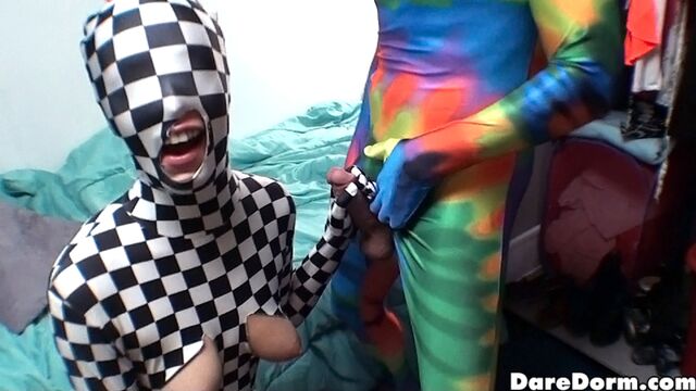 Dare Dorm presenta vídeo con las tetas naturales de Dava Foxx y Zoe Wood