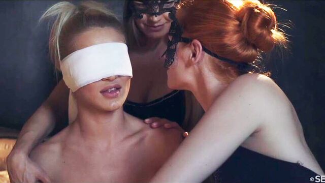 Suzie Carina e Ariel Piper Fawn in azione baciare di Sex Art