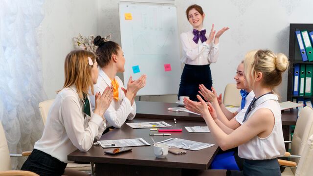 Club Sweethearts presenta rodaje con las joven de Alice Paradis y Eva Red