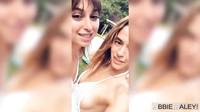 Abbie Maley e Riley Reid in riprese tette di media grandezza di Abbie Maley