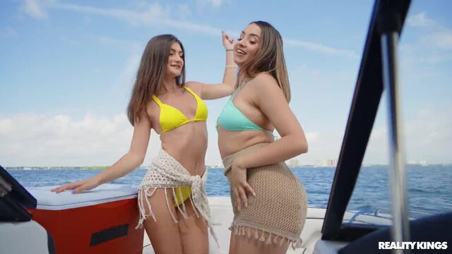 Clip tette di media grandezza con Lexi e Mae