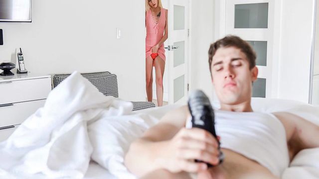 Kiara Cole in videata bionda di Exxxtra Small