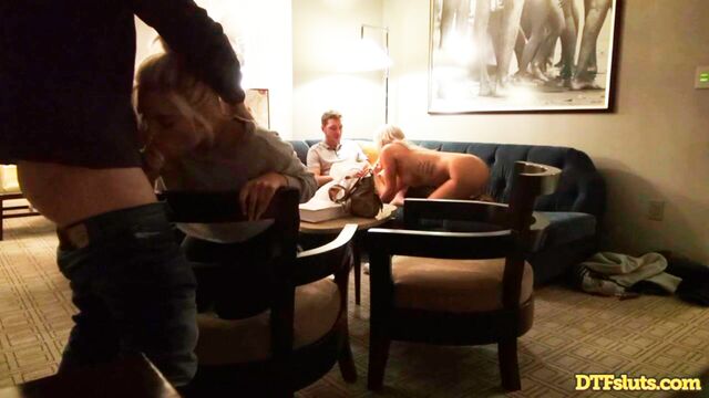 Layla und Trisha's Sofa XXX-Film