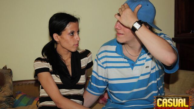 Casual Teen Sex presenta trailer tette di media grandezza con Natali Sweets