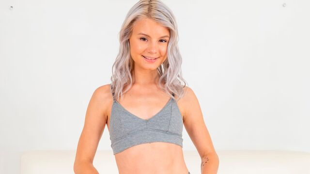 La escurridiza Luna Fae en toma de tetas de tamaño mediano