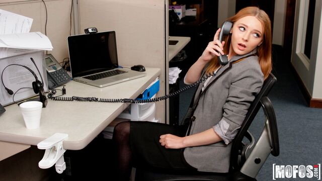 Porno de seins naturels avec la dévouée Ava Hardy de Pervs On Patrol